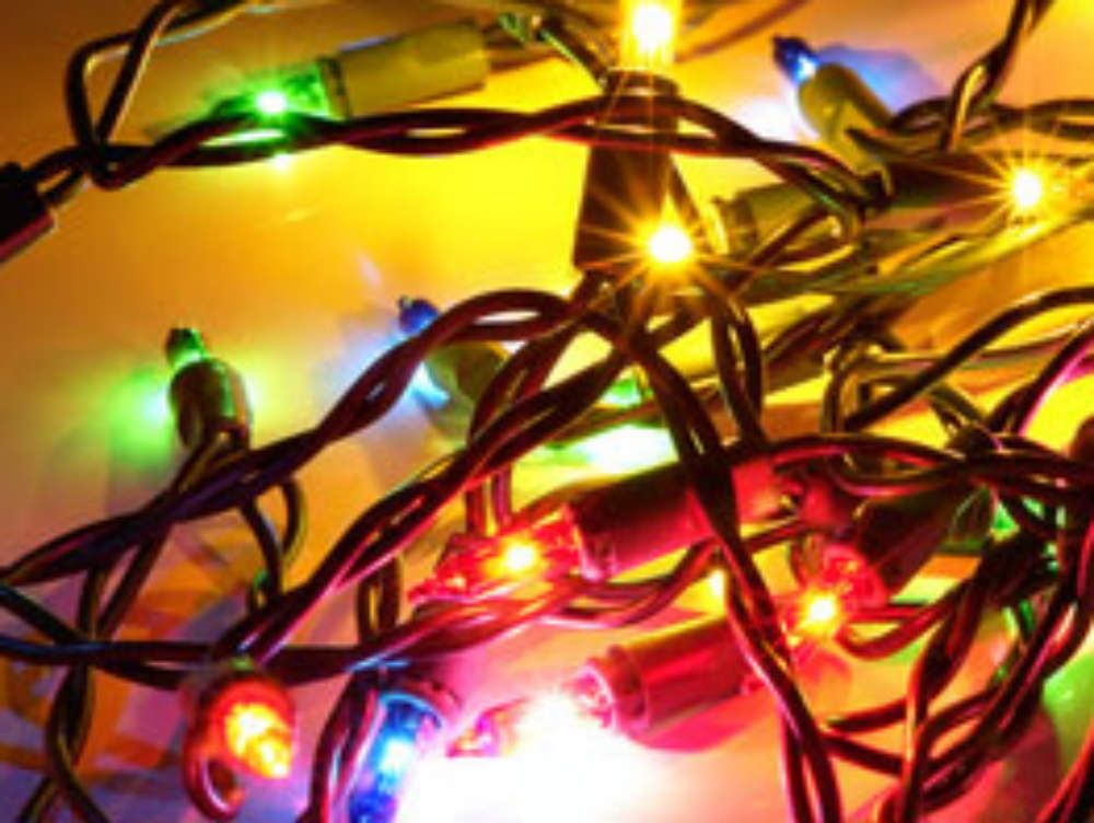 Sequestrati addobbi natalizi e luminarie pericolose