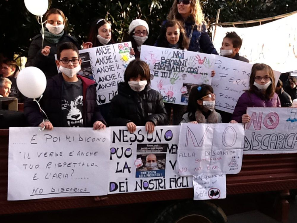 Gestione dei rifiuti, la protesta si sposta a Palazzo Campanella