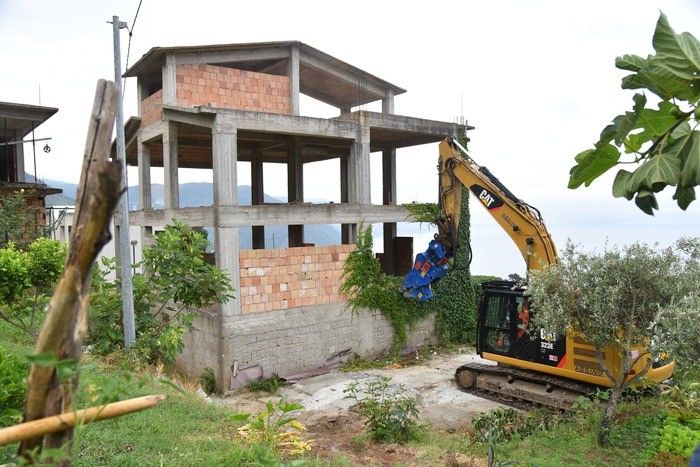 Villa abusiva abbattuta a Bagnara