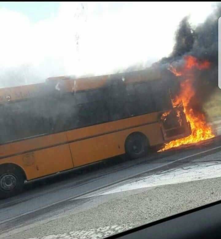 Lamezia, in fiamme bus di linea – VIDEO