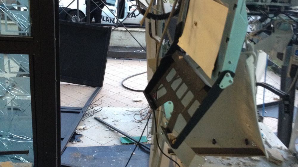 Bomba al bancomat, danneggiato ufficio postale di Reggio