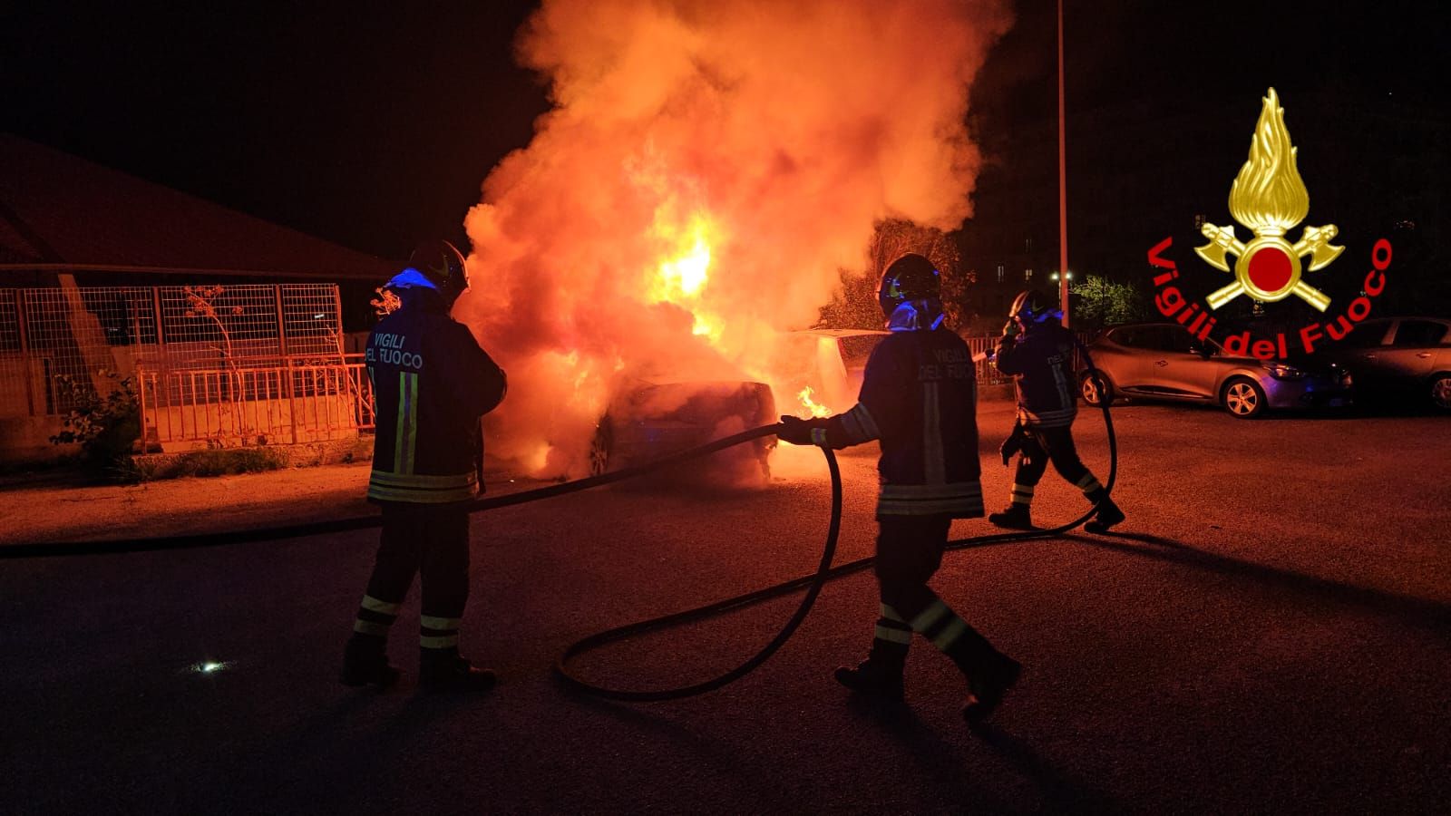 Auto in fiamme in pieno traffico a Crotone, il conducente si allontana ed evita il peggio – FOTO