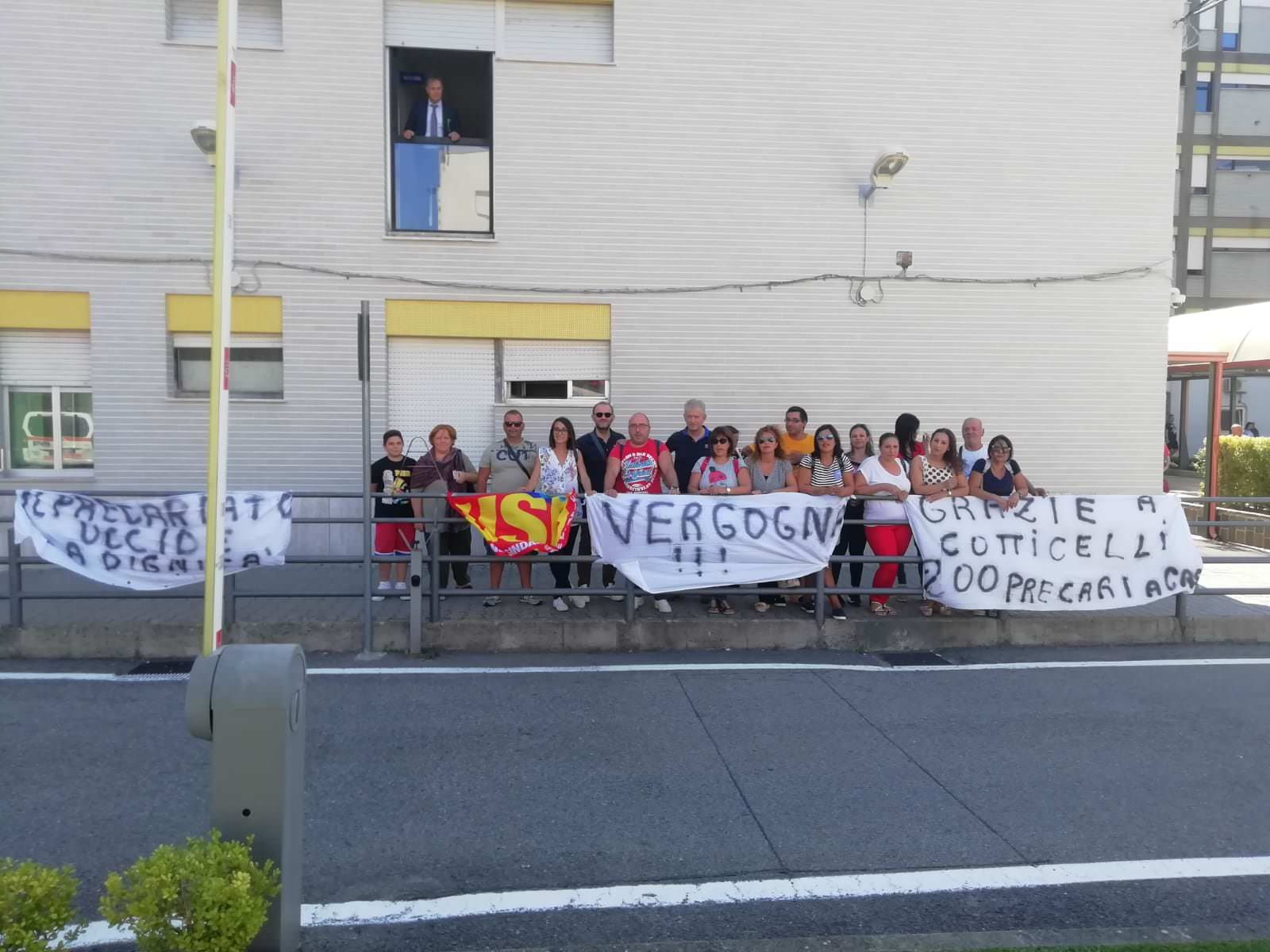 Pugliese Ciaccio, i precari protestano ancora. E Abramo lancia una proposta