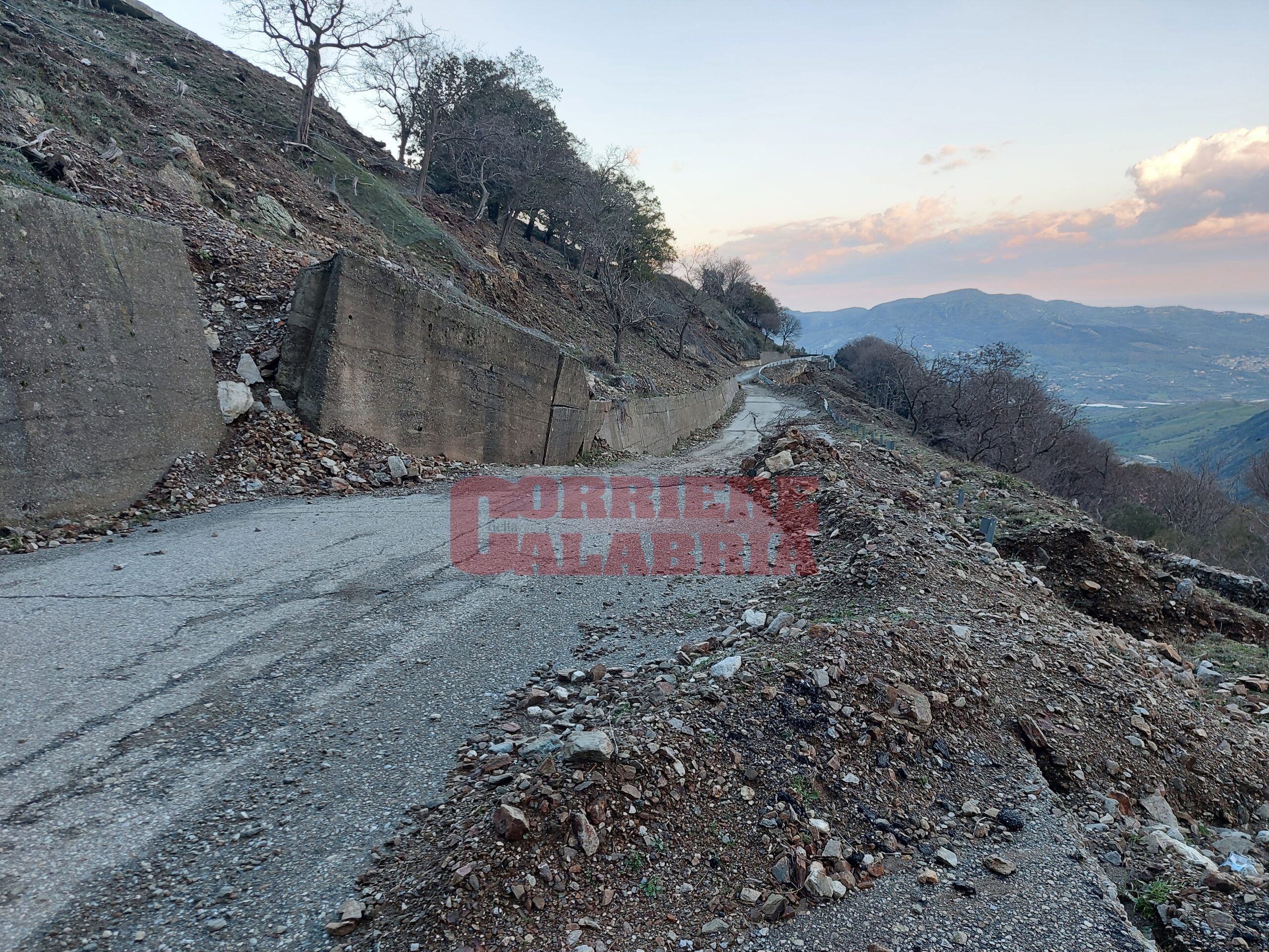 La Locride che frana. Tra Platì e Natile di Careri, dove il dissesto idrogeologico sta inghiottendo interi territori – VIDEO