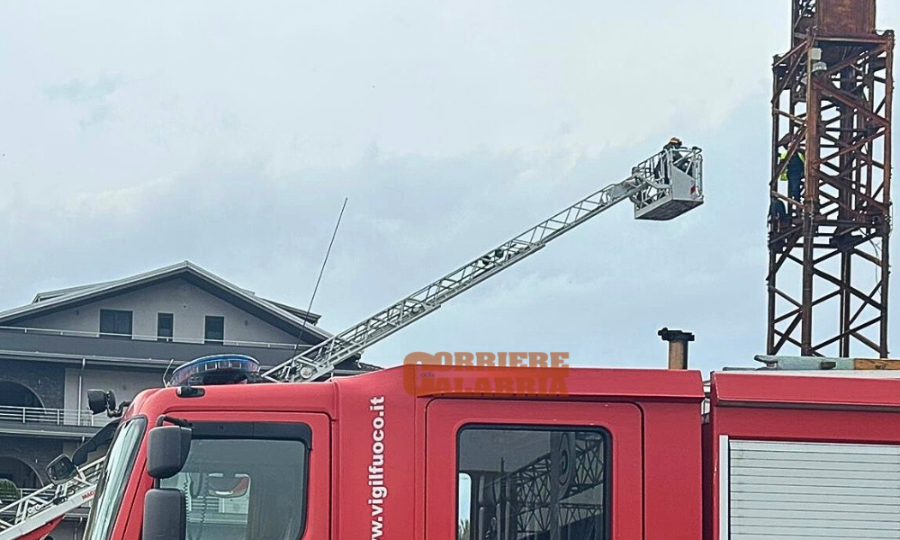 Protesta sulla gru a Siderno: scende dopo ore di trattative il 62enne di Brancaleone