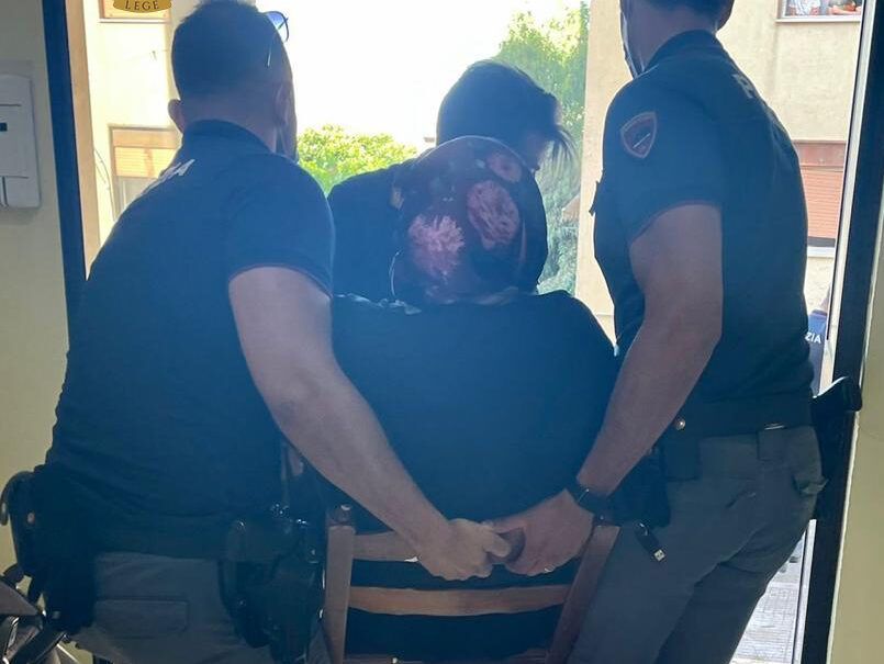 Reggio, la Volante salva dalle fiamme una coppia di anziani