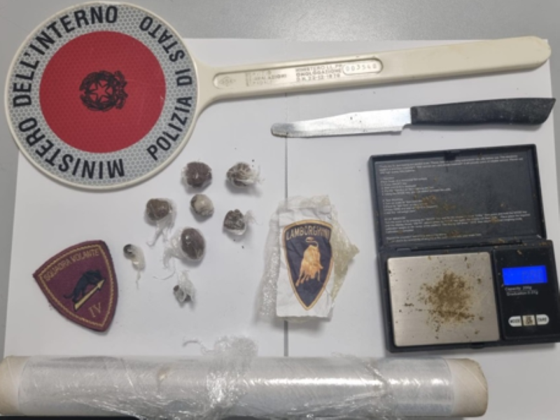 Tenta di disfarsi della droga gettandola nel water, denunciato 18enne a Crotone