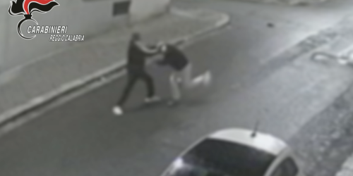 Accoltella un uomo e poi si scaglia contro i carabinieri: un arresto a Reggio Calabria