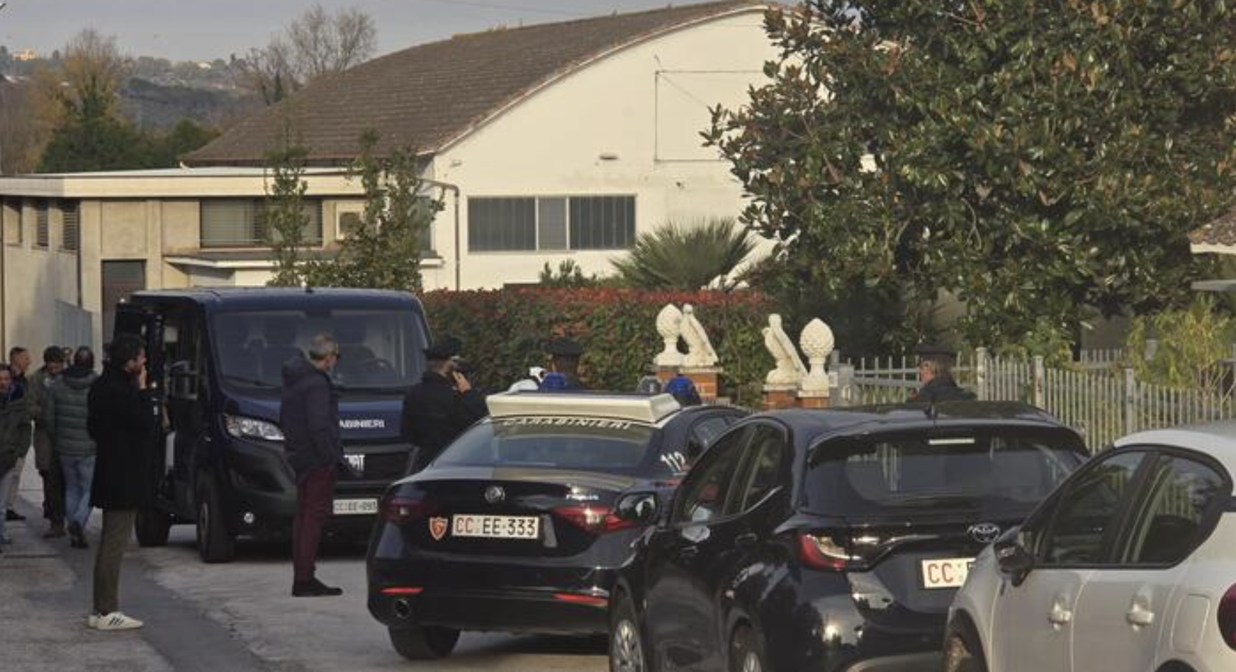 Donna picchiata a morte in casa. Si cerca il marito