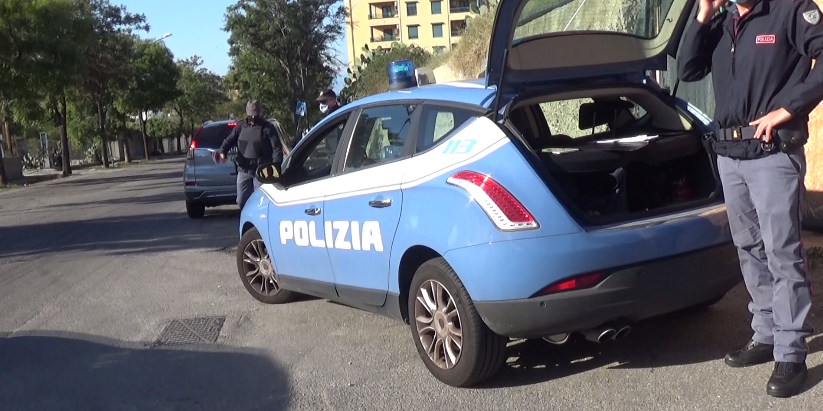 Aggredisce gli agenti durante un controllo, obbligo di dimora per un 27enne