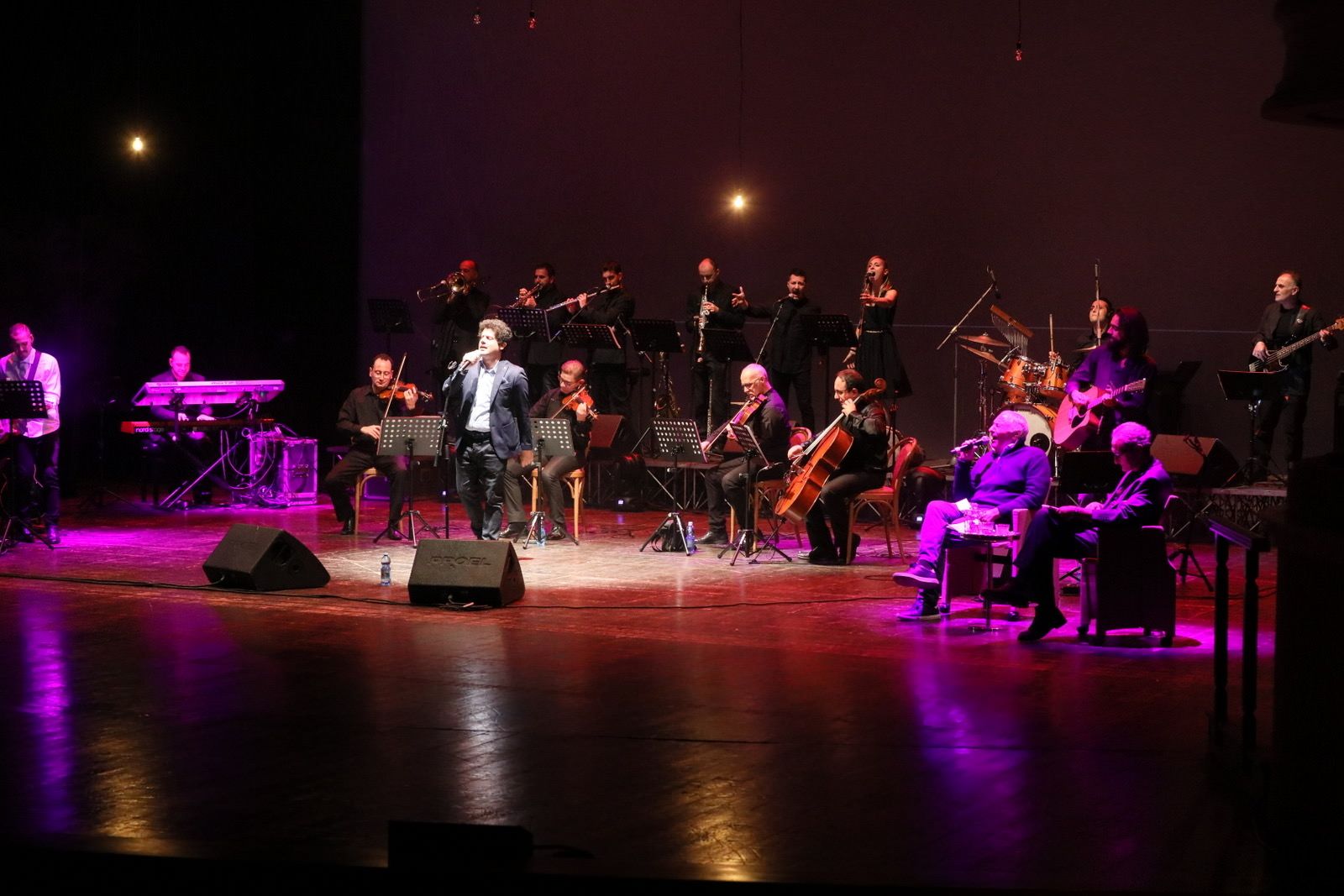 Giammarco Carroccia, canta Battisti-Mogol, "Emozioni" a Catanzaro – VIDEO