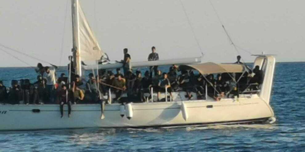 Barca a vela con 40 migranti soccorsa a Torre Melissa, sottoposti a fermo i due scafisti