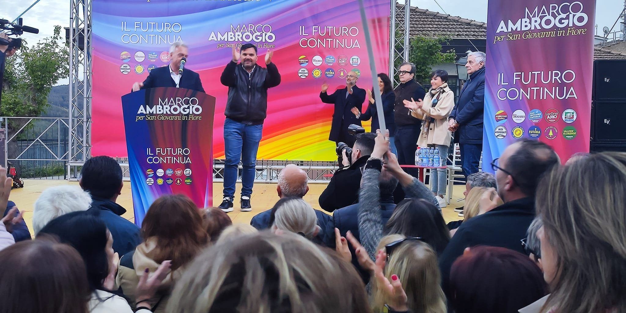 Marco Ambrogio apre la campagna elettorale: 700 persone in piazza a San Giovanni in Fiore