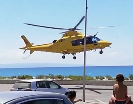 Falerna, elisoccorso sul lungomare per soccorrere un bagnante – VIDEO