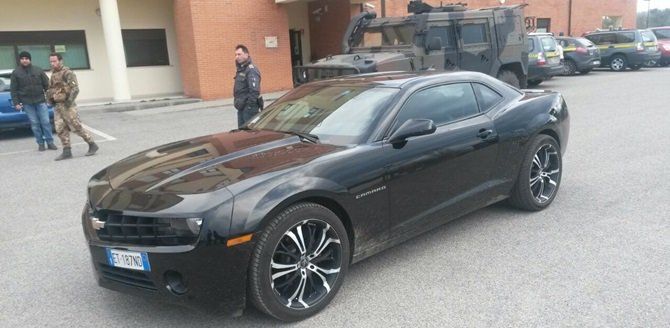 La bisca clandestina e le Ferrari, così vivevano i boss degli "zingari"