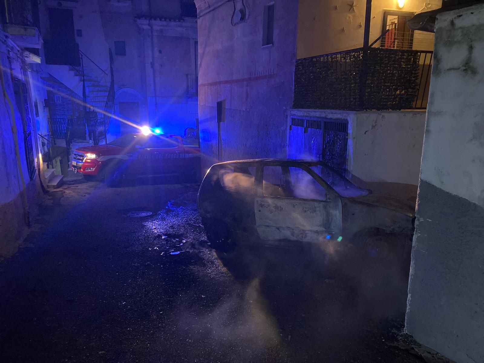 Corigliano Rossano, altre due auto divorate dalle fiamme – FOTO