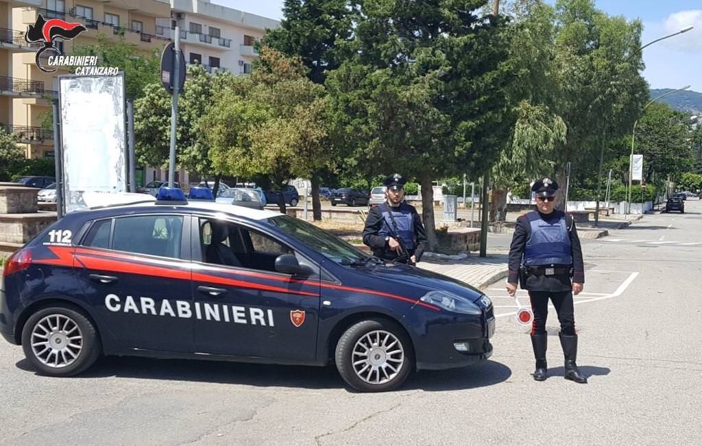 Nascondeva la marijuana nella stanza del figlio, 39enne arrestato a Satriano