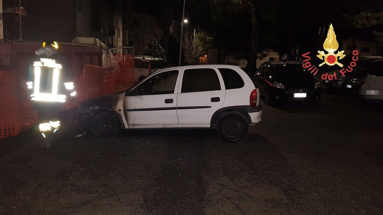 Catanzaro, in fiamme due vetture