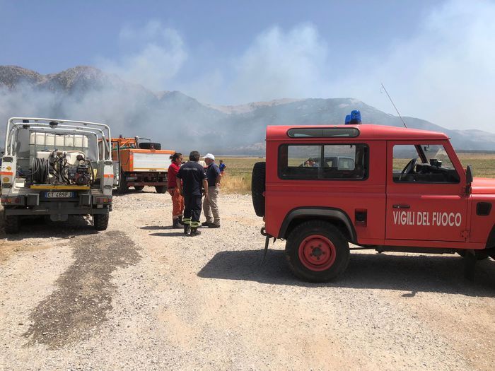 Incendio a Castrovillari vicino all’autostrada: riaperto il traffico sulla A2