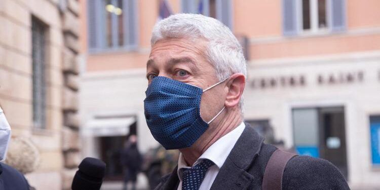 Il centrodestra chiede le dimissioni di Morra dopo l’«irruzione» all’Asp. «Chiarisca quanto accaduto»