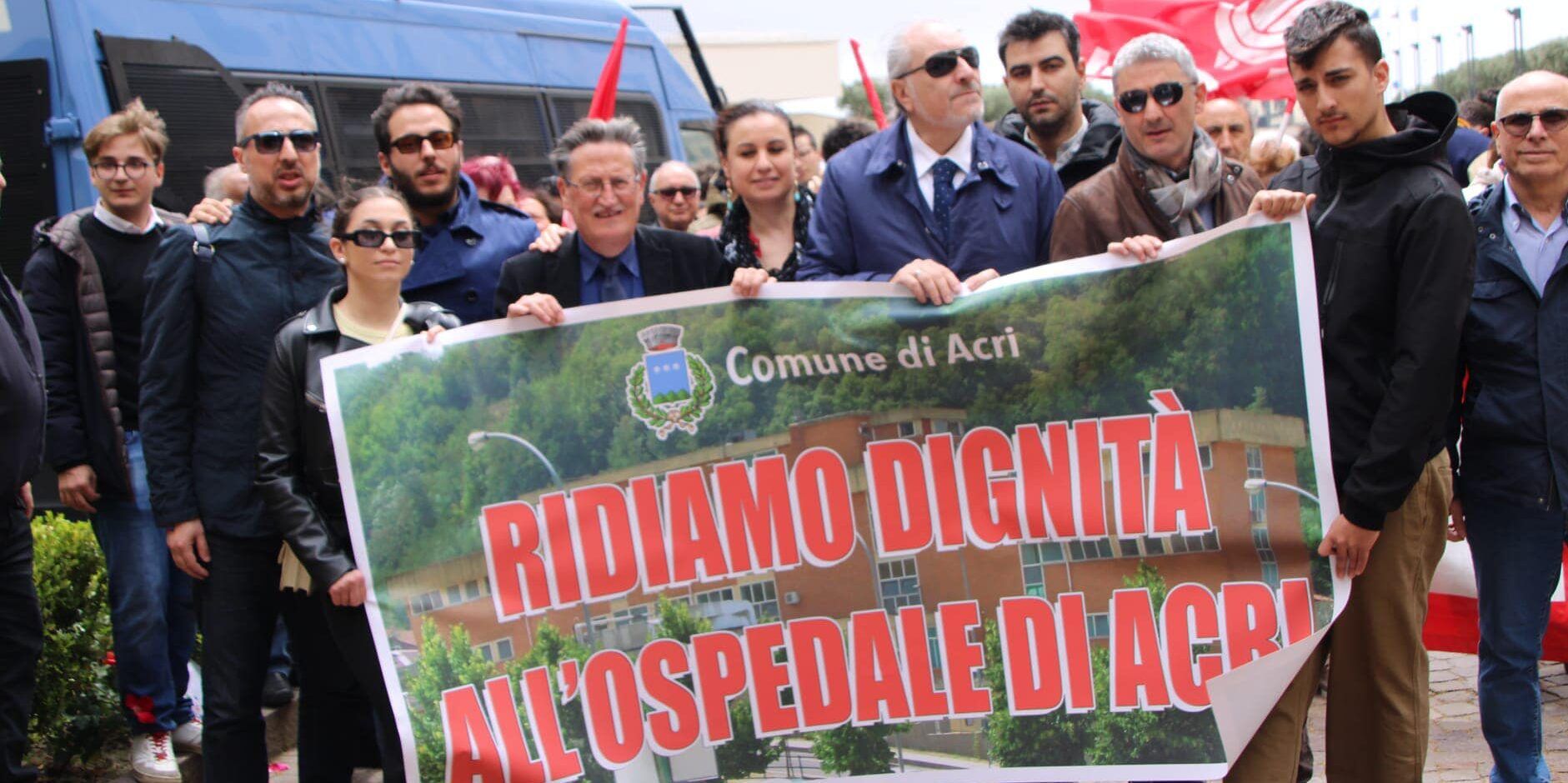 «Ridare dignità all’ospedale di Acri»: in Cittadella la protesta in difesa del “Beato Angelo”