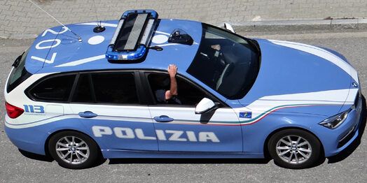 Crotone, sorpreso con microtelecamere all’esame per la patente: denunciato