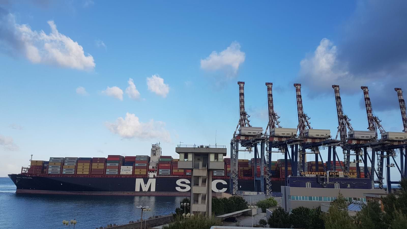Mega nave fa scalo al porto di Gioia Tauro