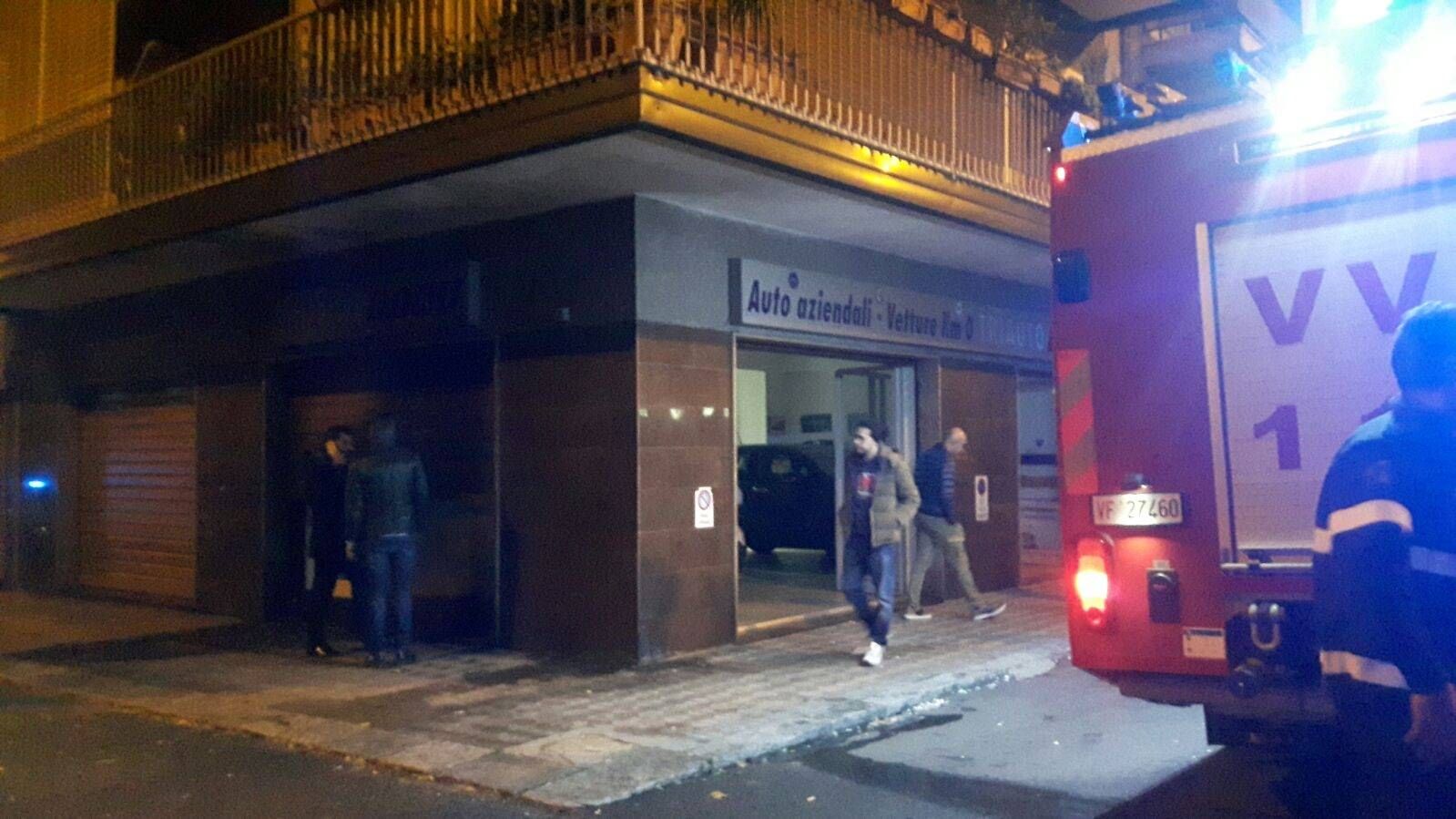 Bomba a Reggio, distrutta la saracinesca di una concessionaria