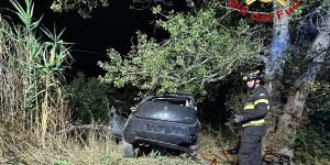 Spilinga, auto si schianta contro un albero: conducente salvato dai Vigili del Fuoco – FOTO