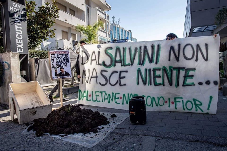 Per Salvini contestazioni a Rende e Crotone. I suoi attacchi alle Sardine e a Lucano