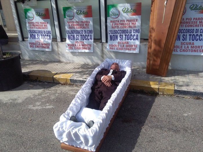 "No" alla chiusura dell'elisoccorso di Cirò, protesta in una bara