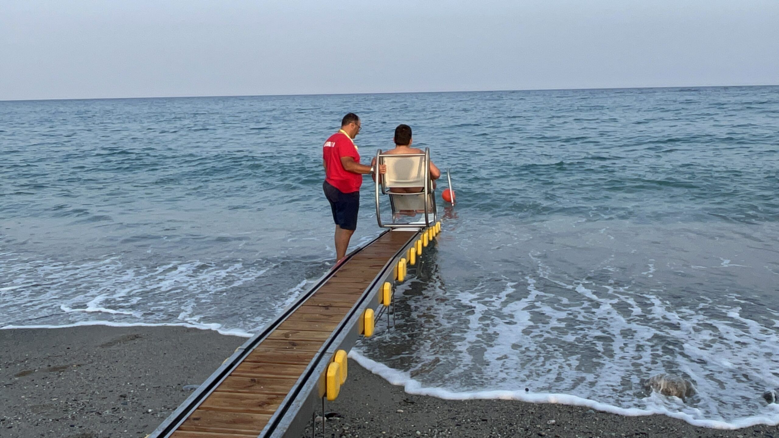 A Siderno il dispositivo per l’accesso autonomo al mare per disabili: il primo pubblico in Calabria – VIDEO