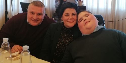 «La nostra battaglia per Mariano e la sua malattia “impossibile” nella sanità che ha le mani legate»