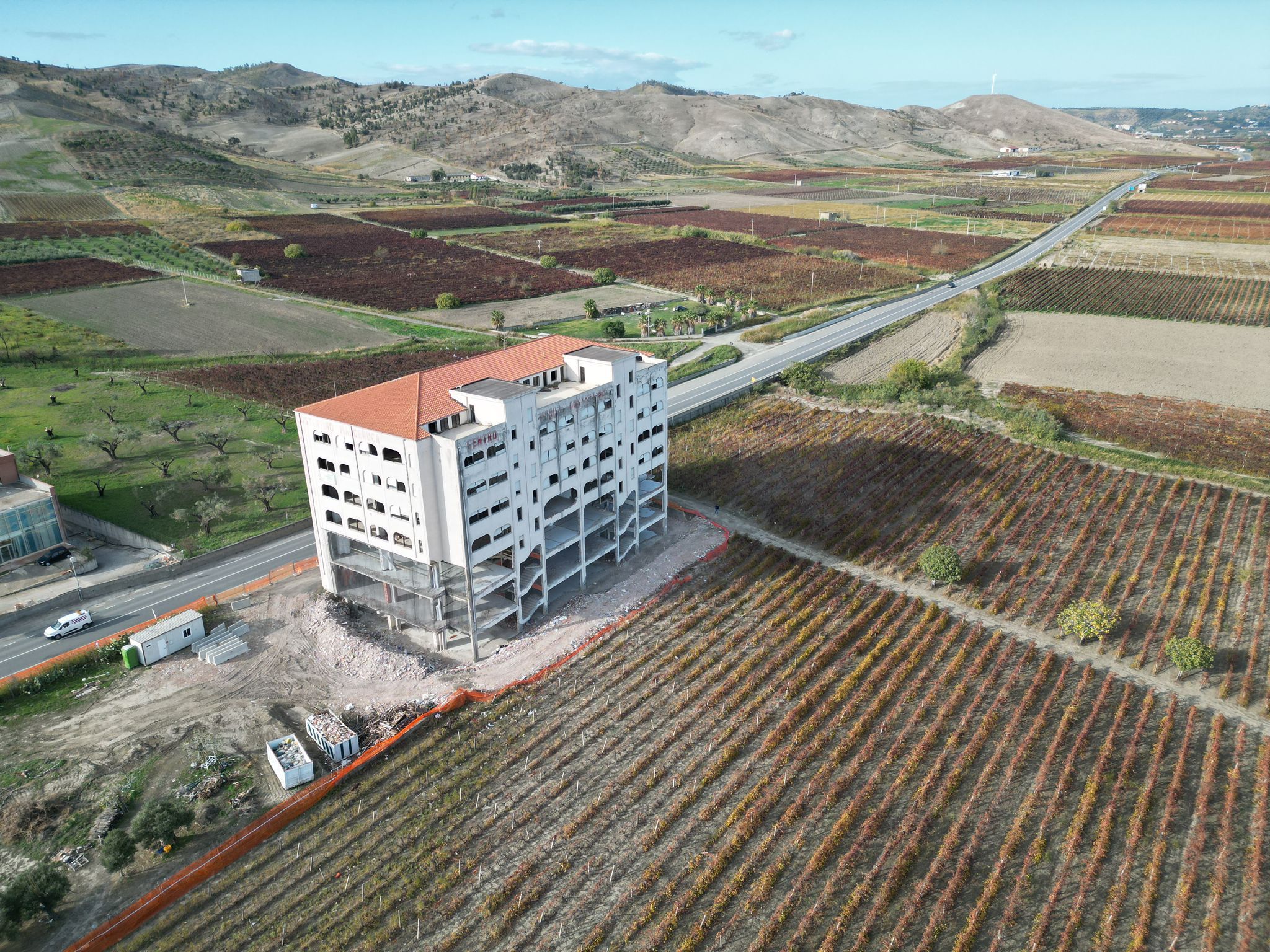 In 2 secondi 40mila metri cubi in polvere: così sparirà l’ecomostro Palazzo Mangeruca – FOTO