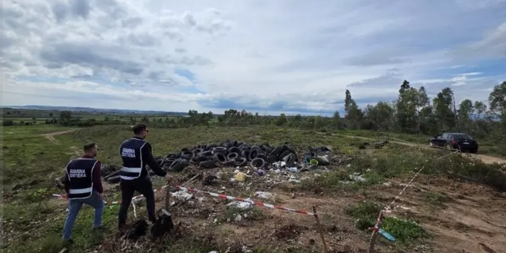 Sequestrata una discarica abusiva di rifiuti a Crotone. Denunciata la proprietaria