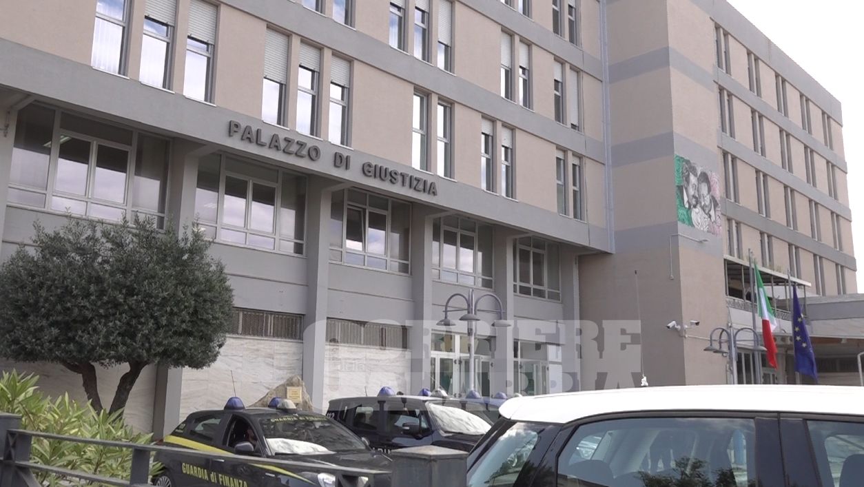 Glicine, per i legali «nessun favoritismo per Vrenna». Sculco in aula: «Mi hanno costruito secondo un copione da film»