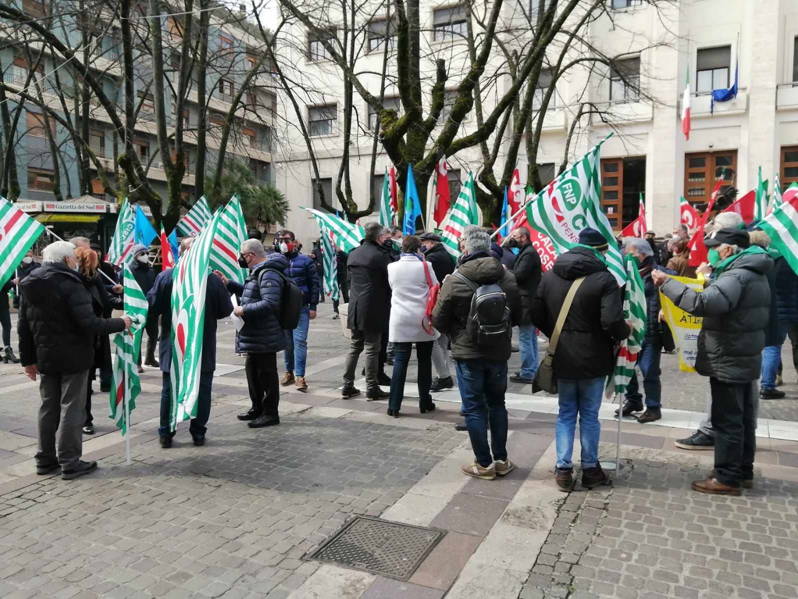 «Vaccini e Sanità diritto per tutti», i sindacati manifestano a Cosenza – VIDEO