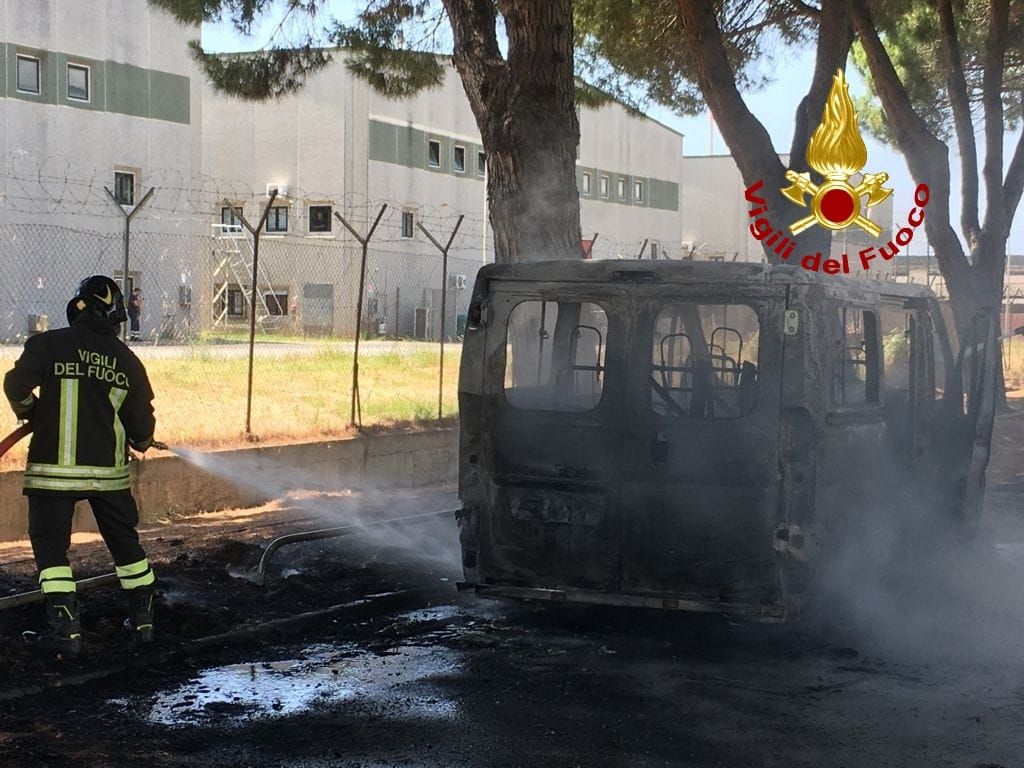 Lamezia Terme, incendio di un’autovettura: tempestivo intervento dei vigili del fuoco