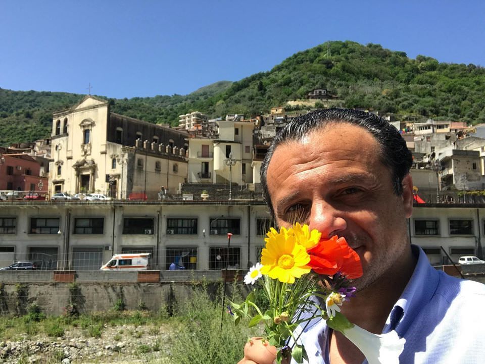 Fase 2, De Luca coi fiori a Santelli: «Passaporto per innamorati»