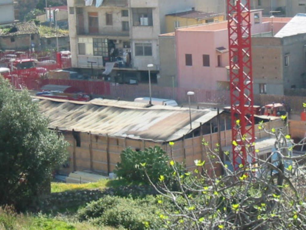 Reggio, in fiamme un capannone dei vigili del fuoco