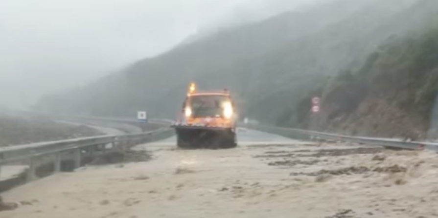 Longobucco, esonda il torrente Bilotta. Senso unico alternato sulla ss 177 – VIDEO