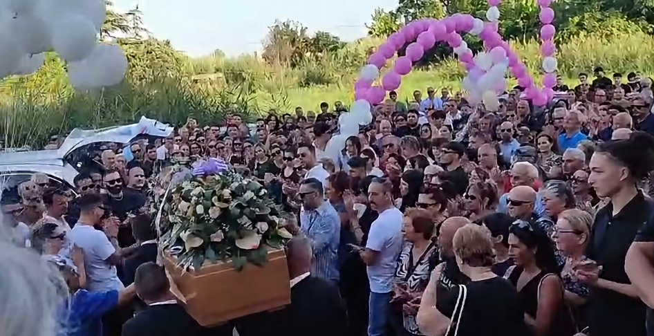 Chiesa gremita per il funerale di Ornella Forastefano. Il parroco ai figli della donna: «Ammainate sentimenti di astio e vendetta»