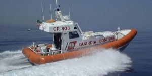 Barca in avaria al largo di Crotone, la Guardia costiera salva quattro persone