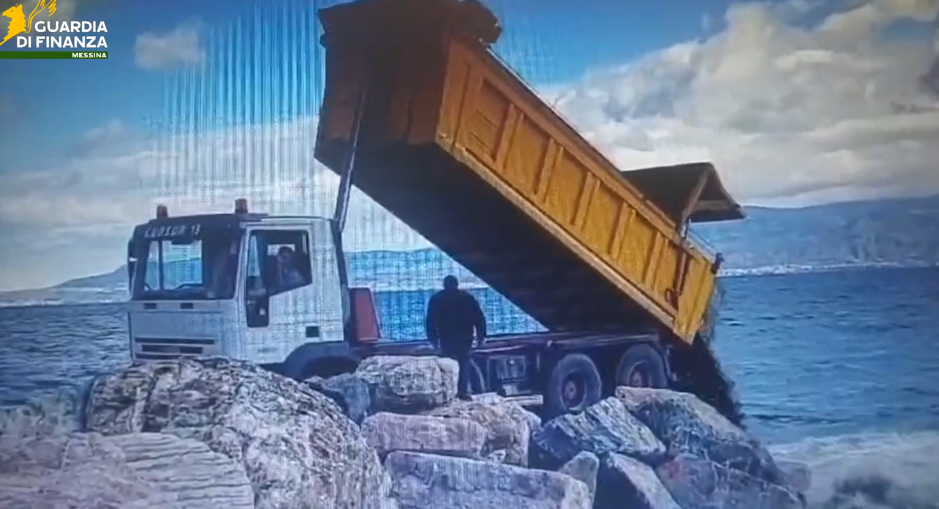Camion carichi di rifiuti gettati in mare, cinque misure cautelari – VIDEO
