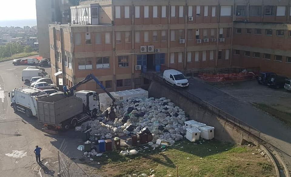 Il comune di Locri bonifica l'area che l'ospedale aveva trasformato in pattumiera