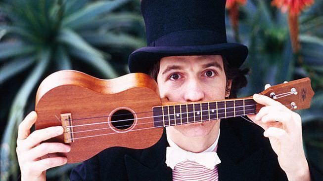 Le "Iene" a Crotone a caccia dell'ukulele di Rino Gaetano