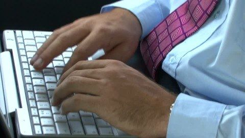 La perseguitava su Facebook, denunciato un 45enne di Crotone