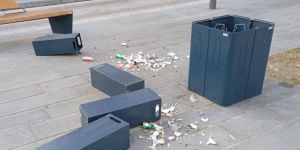 Raid vandalico nel centro di Vibo, cassonetti divelti e rifiuti sparsi ovunque in piazza Santa Maria – FOTO