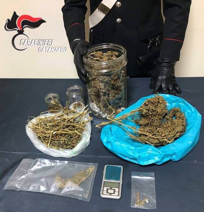 Quattrocento grammi di marijuana in un magazzino, ai domiciliari operaio di Amaroni