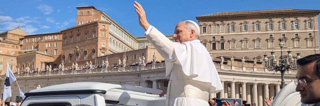 Leone XIV in papamobile saluta i fedeli a San Pietro – FOTO e VIDEO